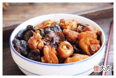 鸡肉炖蘑菇 鸡肉炖蘑菇用什么蘑菇最好吃
